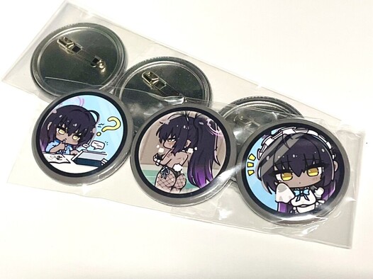 窓から覗いた景色（カリン3種セット缶バッチ）